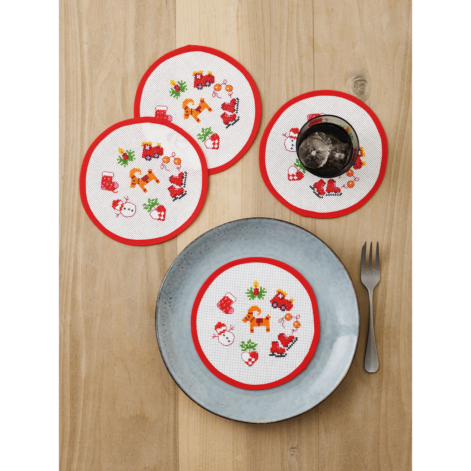 Permin 15-5203 Borduurpakket Kerst onderzetters 4 stuks Ø15 cm - STUK